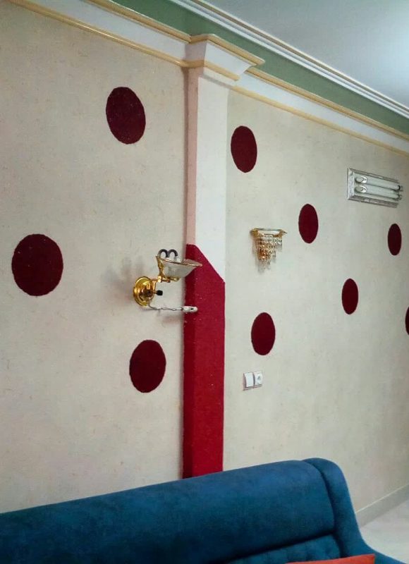 بلکا دو رنگ کرم و قرمز برای دیوار شاخص